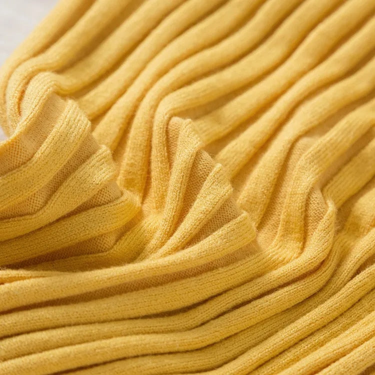 Figurbetonter Damenpullover mit hohem Kragen und langen Ärmeln