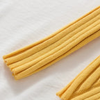 Figurbetonter Damenpullover mit hohem Kragen und langen Ärmeln