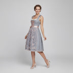 Dirndl mit Schürze für Damen im klassischen Design