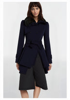 Frau trägt einen marineblauen Mantel mit Kunstfellkragen