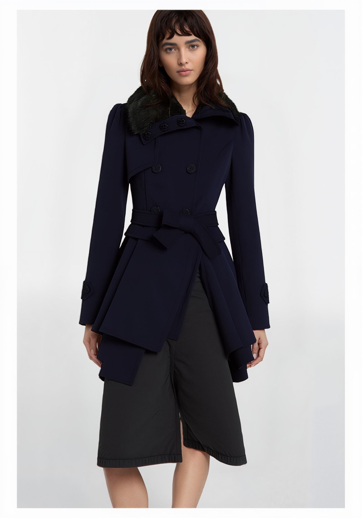 Frau trägt einen marineblauen Mantel mit Kunstfellkragen