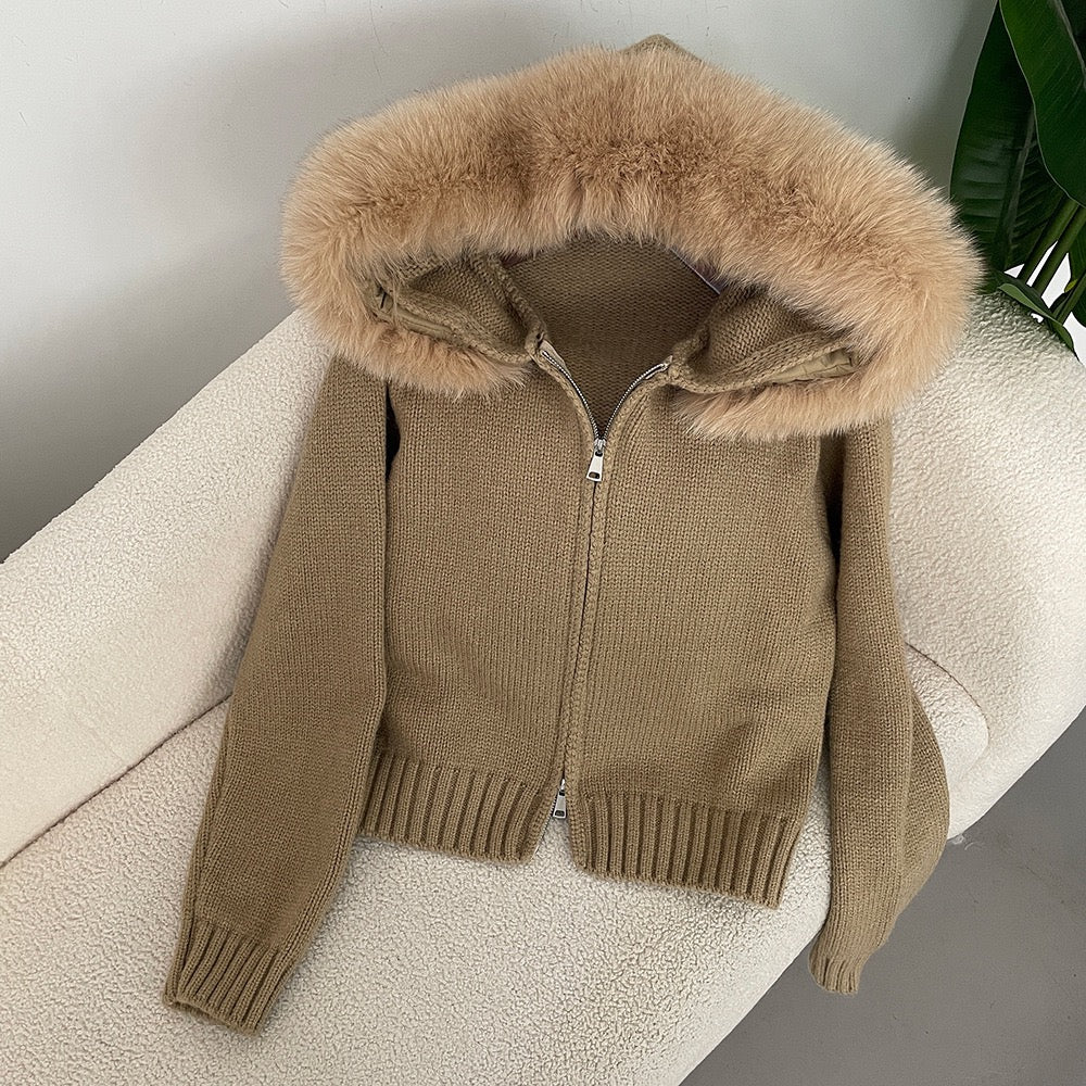 Strickjacke für Damen mit flauschiger Kapuze - kurz