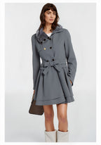 Frau trägt einen hüftlangen grauen Trenchcoat mit Kunstfellkragen