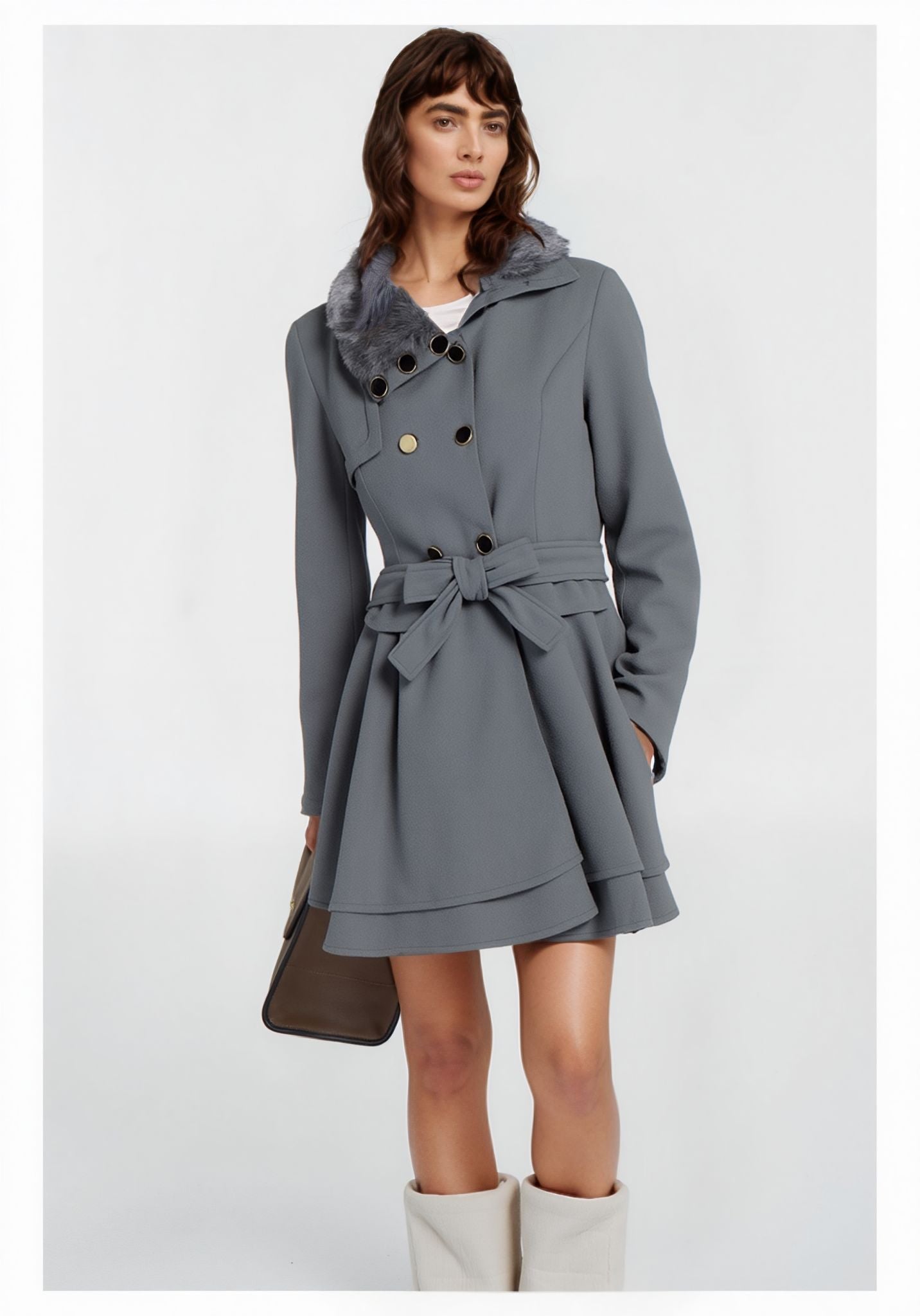 Frau trägt einen hüftlangen grauen Trenchcoat mit Kunstfellkragen