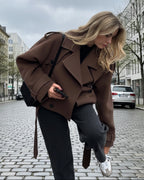 Kurze Jacke für Damen mit Schulterriegeln und Gürtel