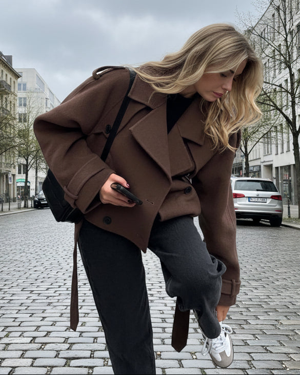 Kurze Jacke für Damen mit Schulterriegeln und Gürtel