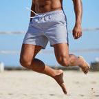 Kurze Herren Badeshorts mit Gummibund im Streifenmuster - Dunkelblau-weiße Streifen Badeshorts mit Kordelzug, dynamische Strandaktion
