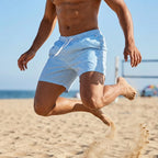 Kurze Herren Badeshorts mit Gummibund im Streifenmuster - Hellblau-weiße Streifen Badeshorts mit Kordelzug, dynamischer Sprung am Sandstrand