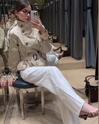 Kurzjacke für Damen im Trenchcoat-Stil mit Taillengürtel und hohem Kragen