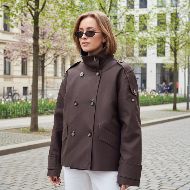Kurzer Trenchcoat für Damen mit doppelter Knopfleiste und hohem Kragen