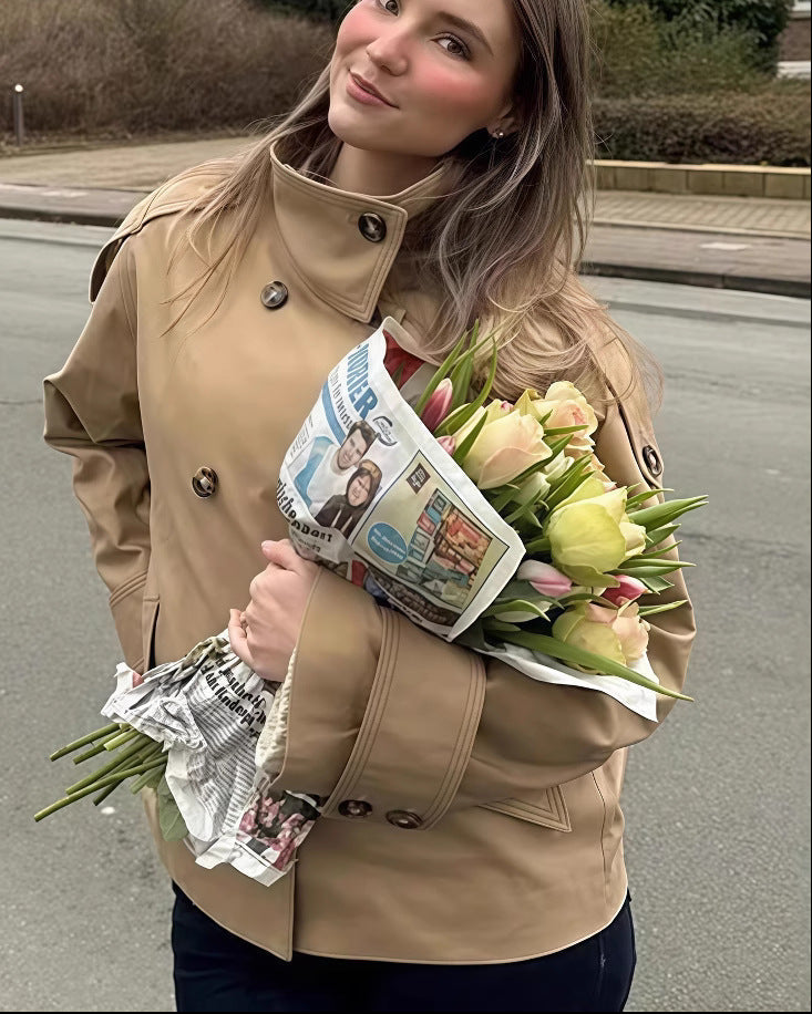 Kurzer Trenchcoat für Damen mit doppelter Knopfleiste und hohem Kragen