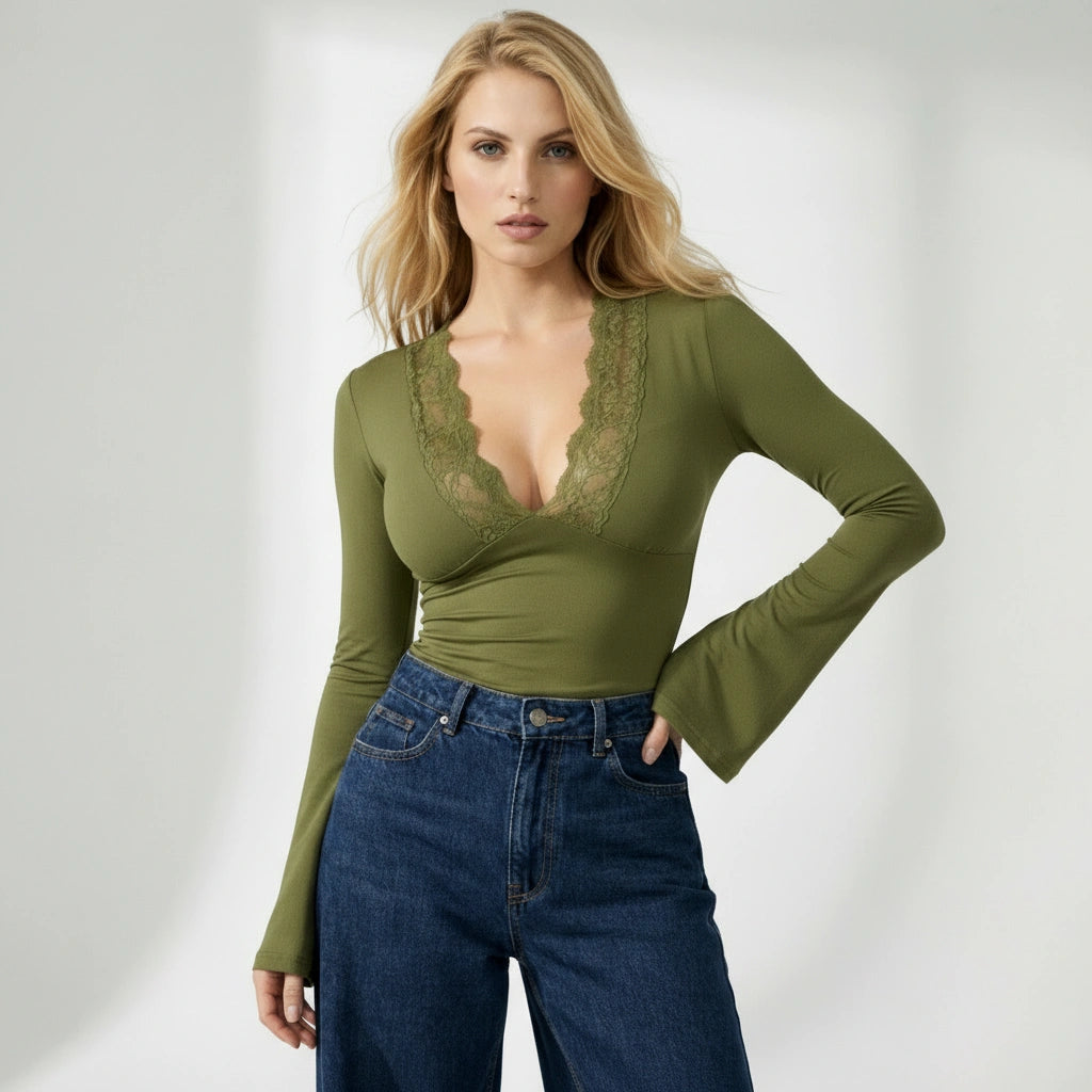 Figurbetonte Bluse für Damen mit spitzenbesetztem V-Ausschnitt und ausgestellten Ärmeln