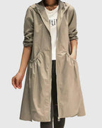 Regenmantel im Kleid-Stil durch ausgestellten Fall
