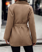 Kurzer Mantel für Damen mit Bindegürtel und Teddy-Details