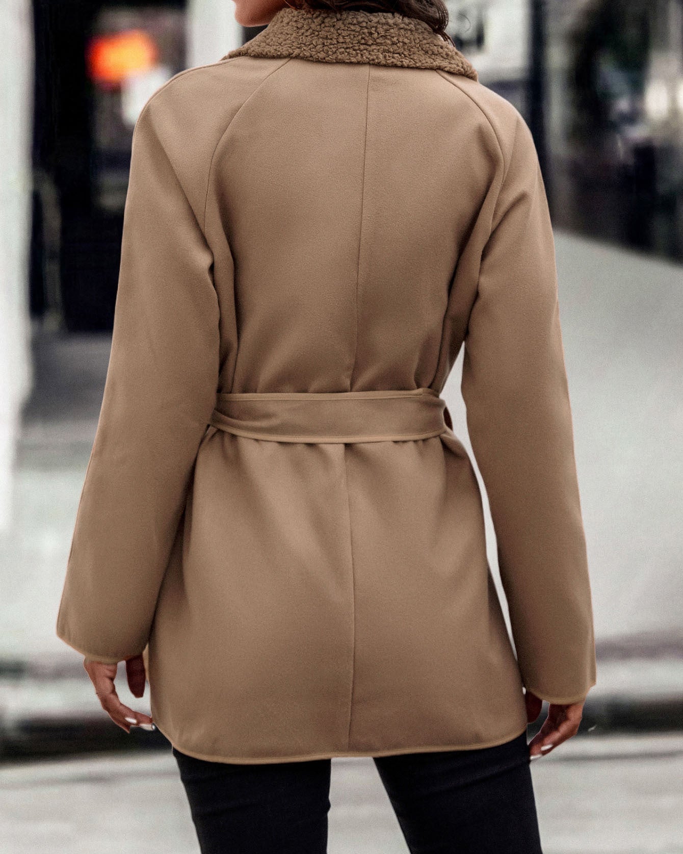 Kurzer Mantel für Damen mit Bindegürtel und Teddy-Details