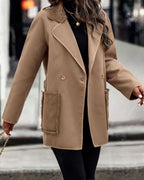 Kurzer Mantel für Damen mit Bindegürtel und Teddy-Details