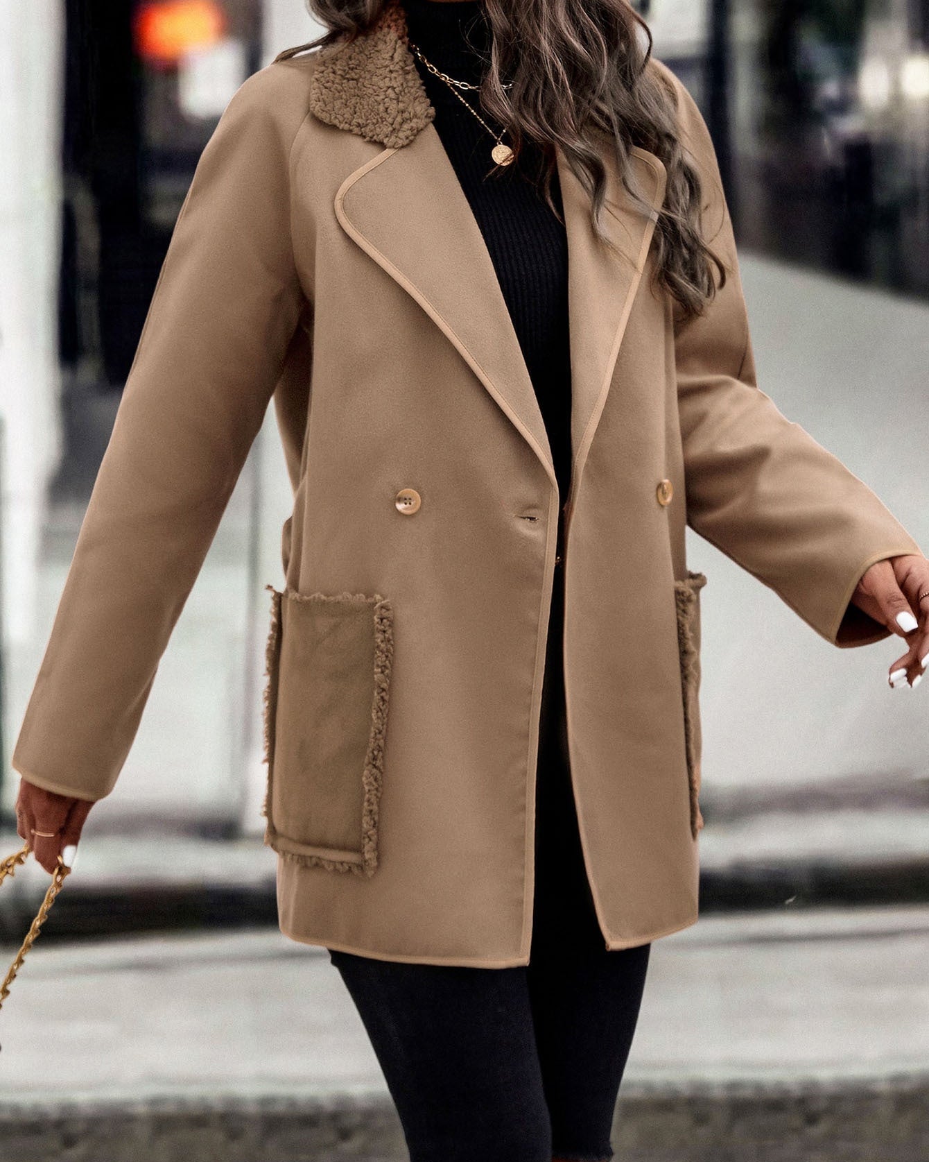 Kurzer Mantel für Damen mit Bindegürtel und Teddy-Details