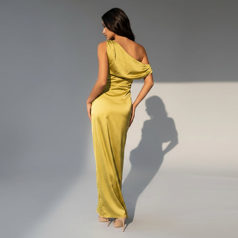 Satin Abendkleid mit One Shoulder Ausschnitt in Bodenlanger Passform
