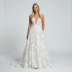 Brautkleid mit tiefem V-Ausschnitt im eleganten Design