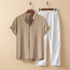 Sommer Hemd für Herren mit Kurzarm und Sommerhose im zweiteiligen Set - Beige Kurzarmhemd und weiße Hose auf cremefarbenem Hintergrund