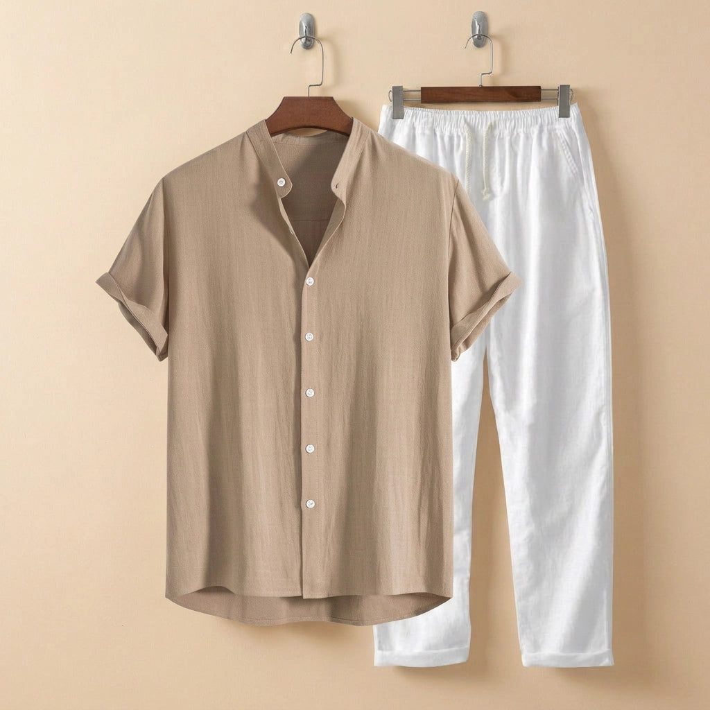 Sommer Hemd für Herren mit Kurzarm und Sommerhose im zweiteiligen Set - Beige Kurzarmhemd und weiße Hose auf cremefarbenem Hintergrund
