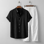 Sommer Hemd für Herren mit Kurzarm und Sommerhose im zweiteiligen Set - Schwarzes Leinenhemd mit weißer Hose, Gesamtansicht hängend