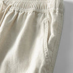 Detailaufnahme Gummibund und Kordelzug der weißen Sommerhose