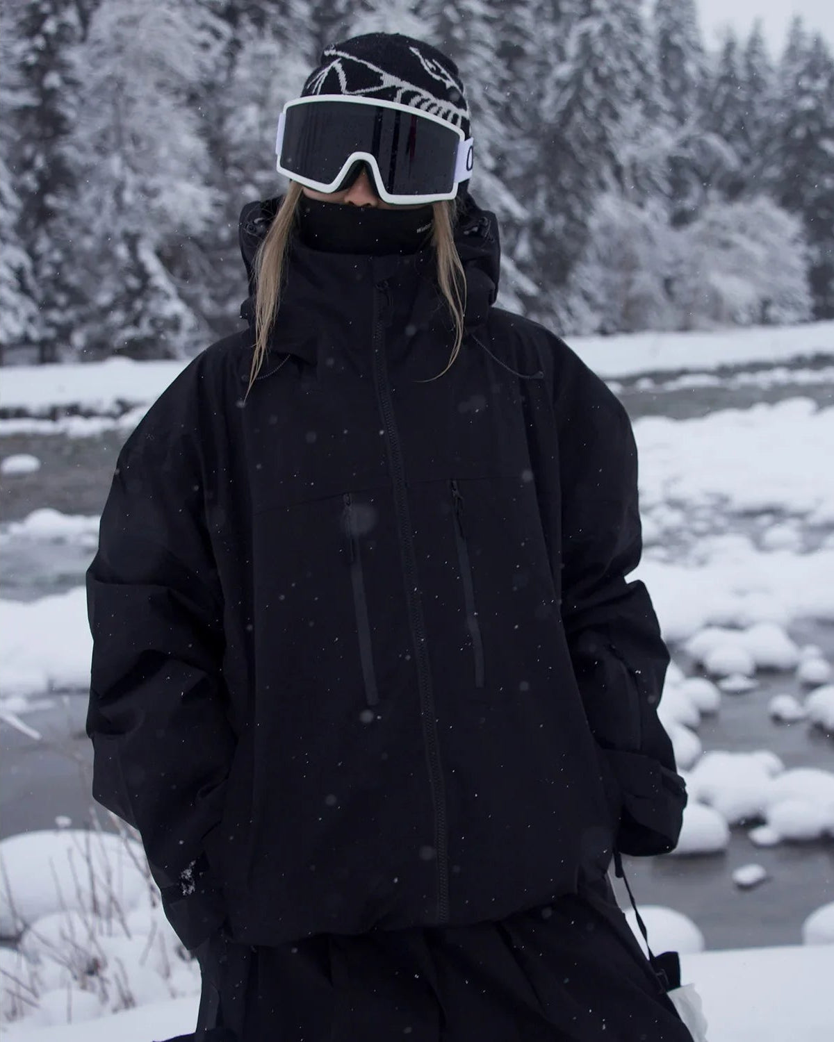 Unisex Skijacke mit Kapuze und zwei Brusttaschen mit Reißverschluss