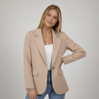 Damenblazer im klassischen Schnitt mit weitem Reverskragen und Einknopf