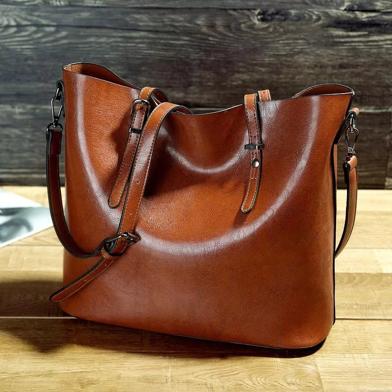 Klassisch inspirierte Schultertasche aus Leder für Damen 0