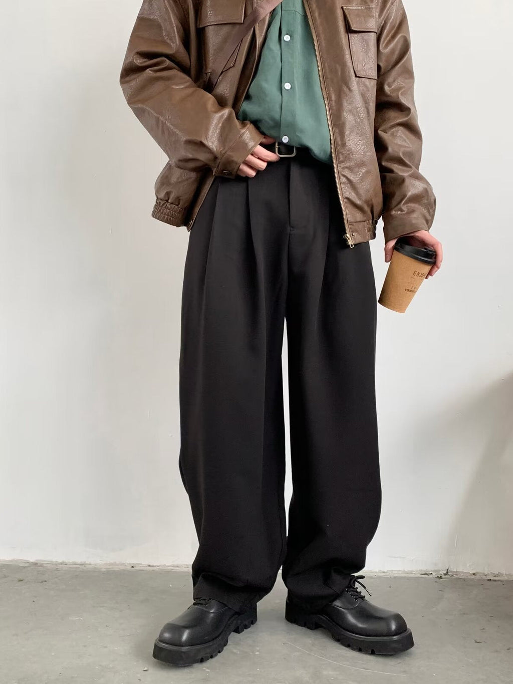 Weit geschnittene Herrenhose aus hochwertigem Stoff 0