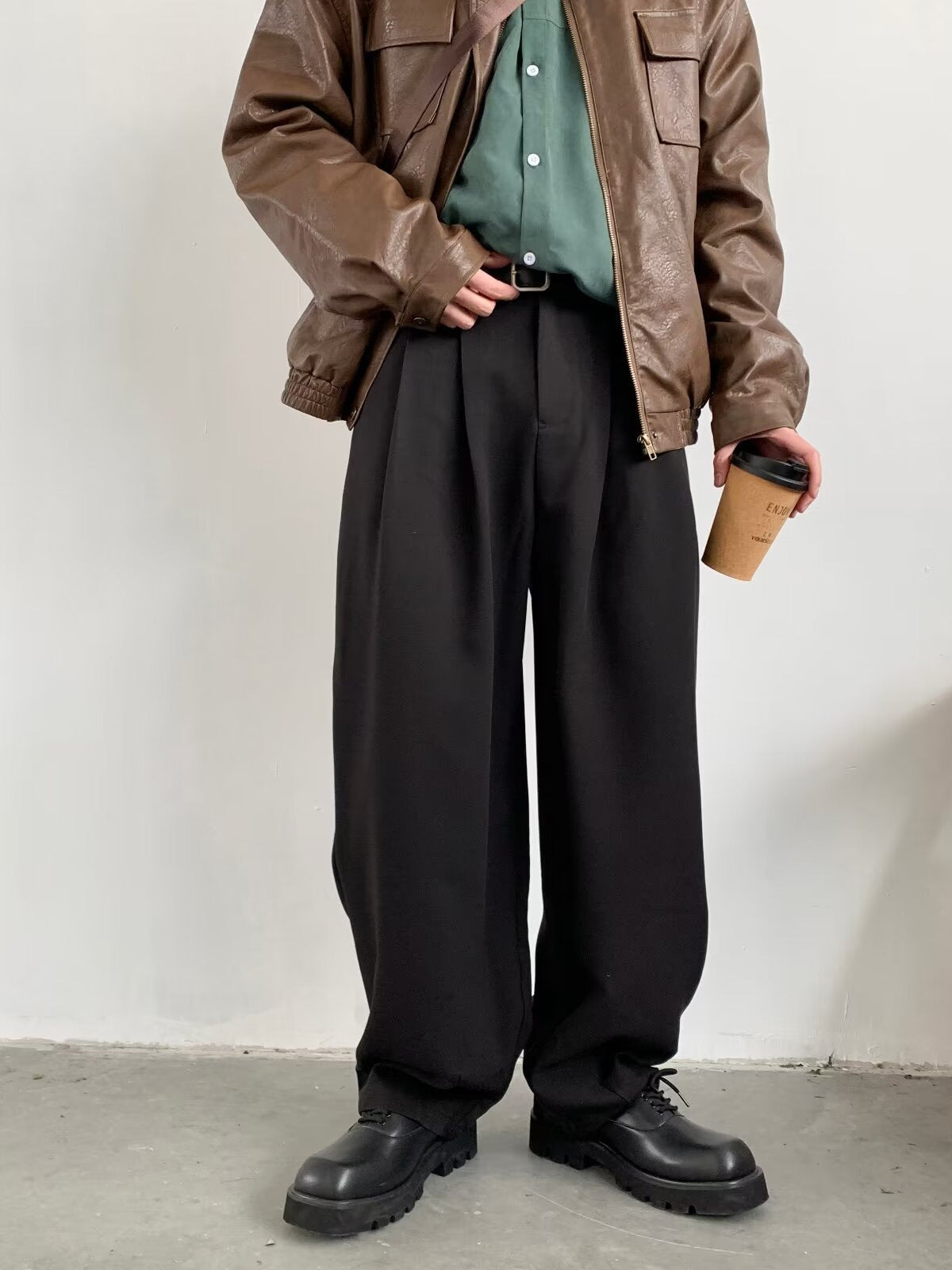 Weit geschnittene Herrenhose aus hochwertigem Stoff 0