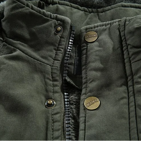 Warme Winterjacke für Herren aus robustem Obermaterial mit gefütterter Kapuze