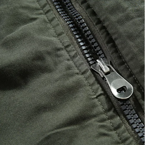 Warme Winterjacke für Herren aus robustem Obermaterial mit gefütterter Kapuze