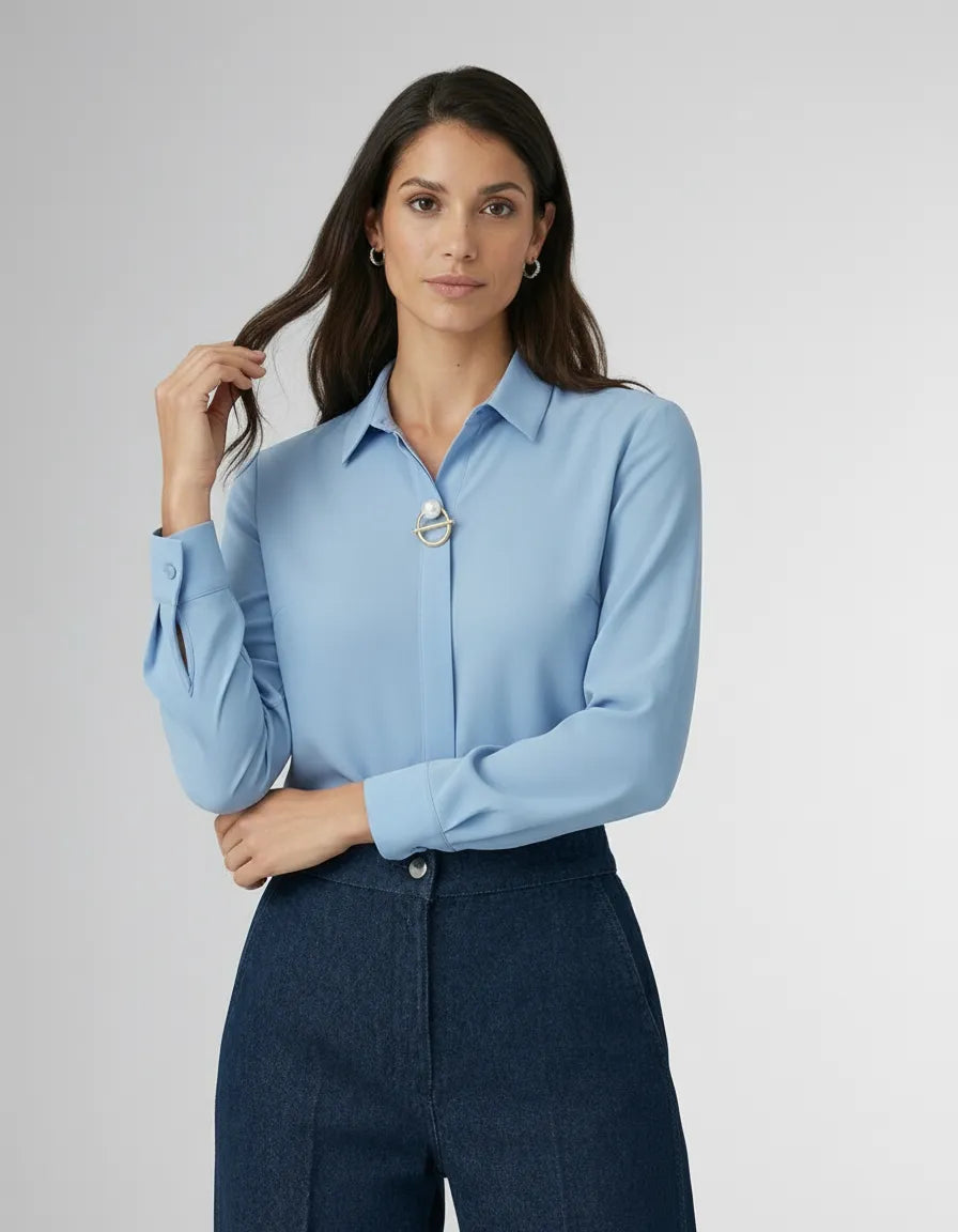 Elegante Langarm Bluse für Damen mit verdeckter Knopfleiste und dekorativer Schmuckspange