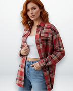 Kariertes Hemd für Damen mit langen Ärmeln und Brusttaschen mit Patte