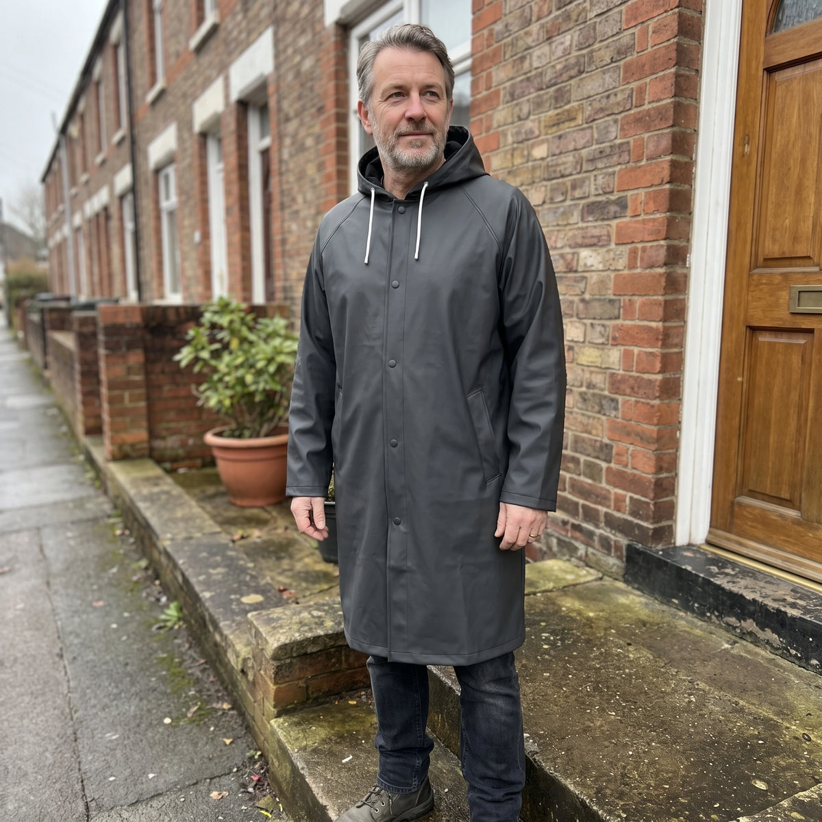 Langer Regenponcho mit Kapuze in Schwarz – Ansicht 2