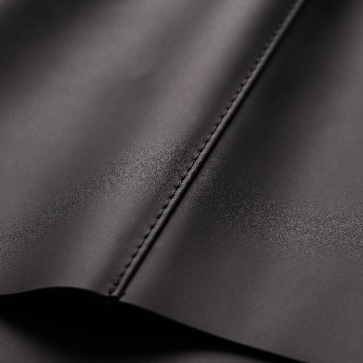 Langer Regenponcho mit Kapuze in Schwarz – Ansicht 4