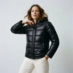 Leichte Damen-Steppjacke mit Kapuze in Schwarz