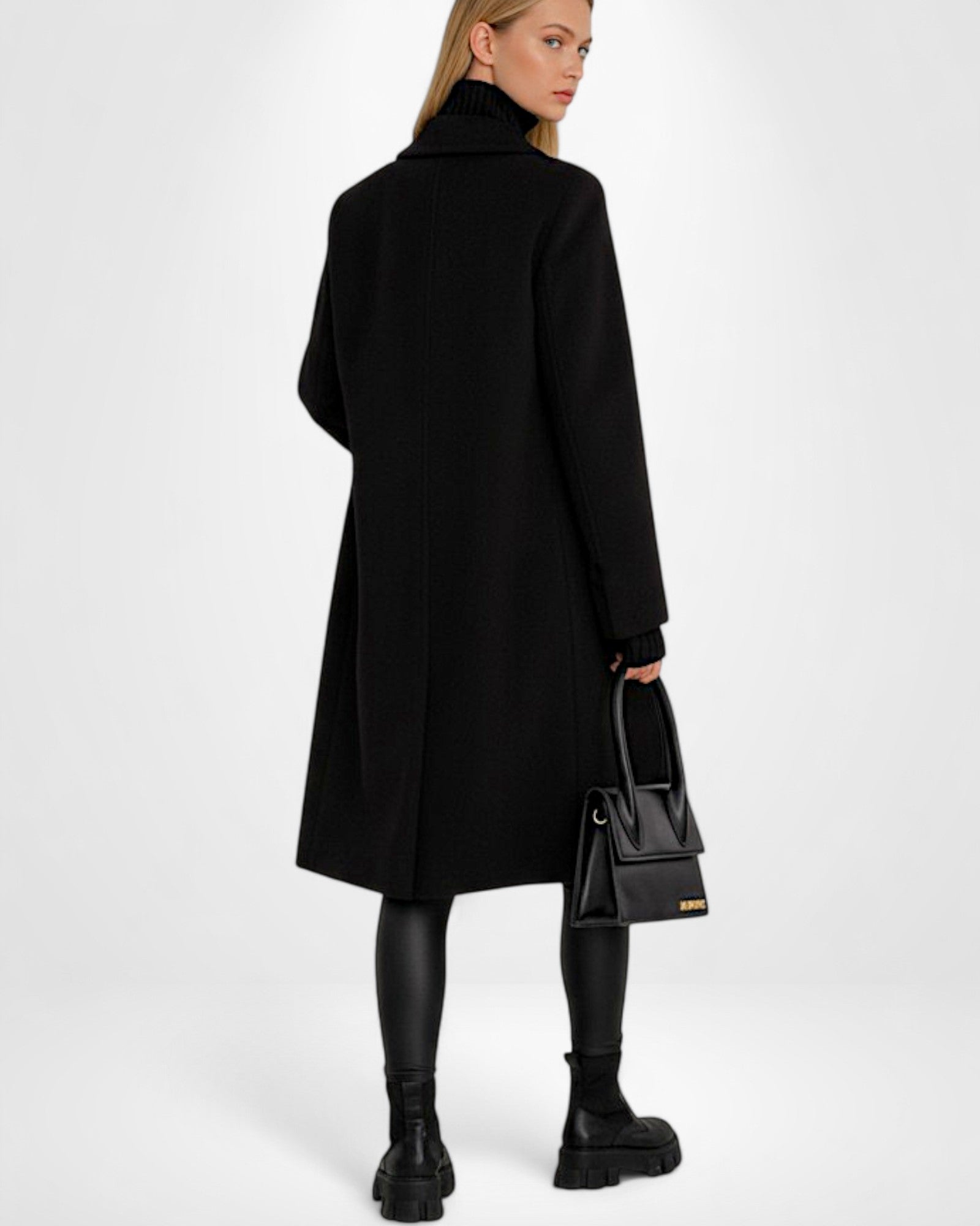 Langer Damenmantel mit goldenen Knopfdetails