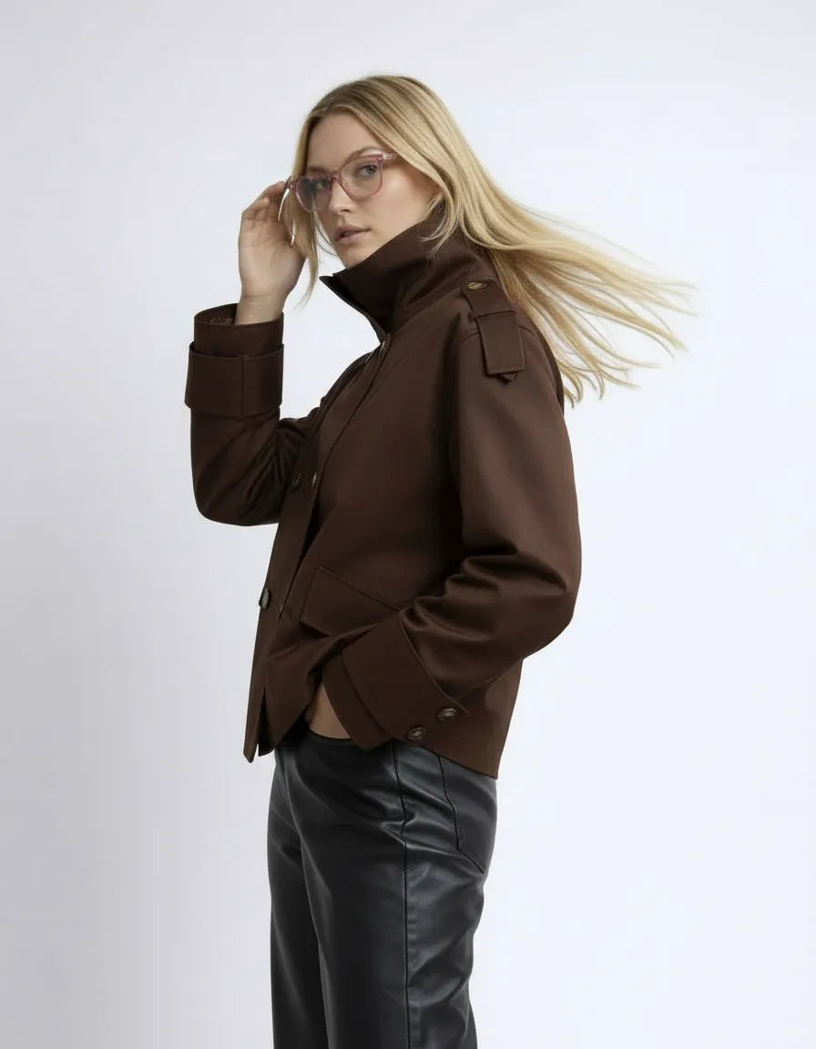 Kurzer Trenchcoat für Damen mit doppelter Knopfleiste und hohem Kragen