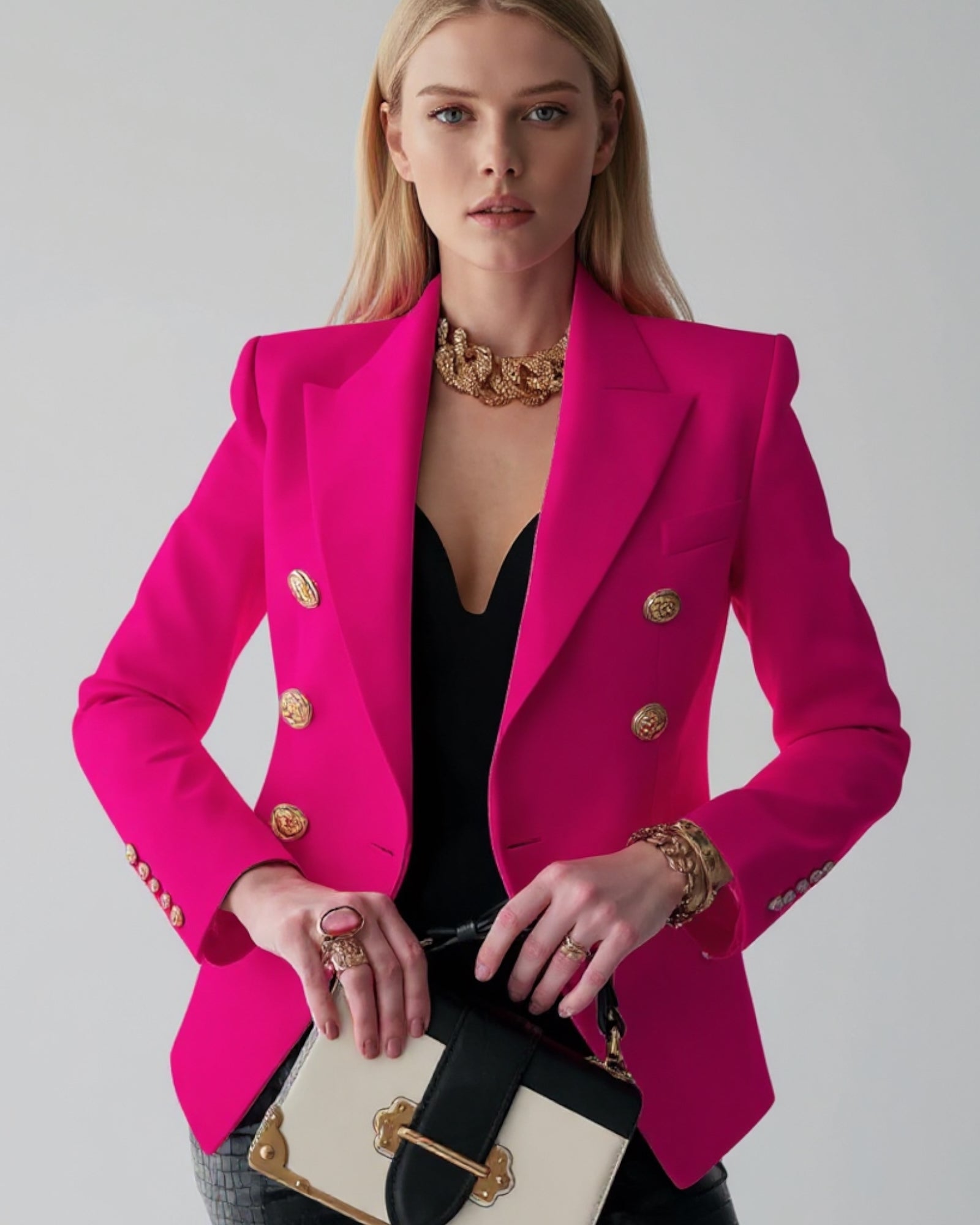 Taillierter eleganter Blazer für Damen mit goldenen Knöpfen