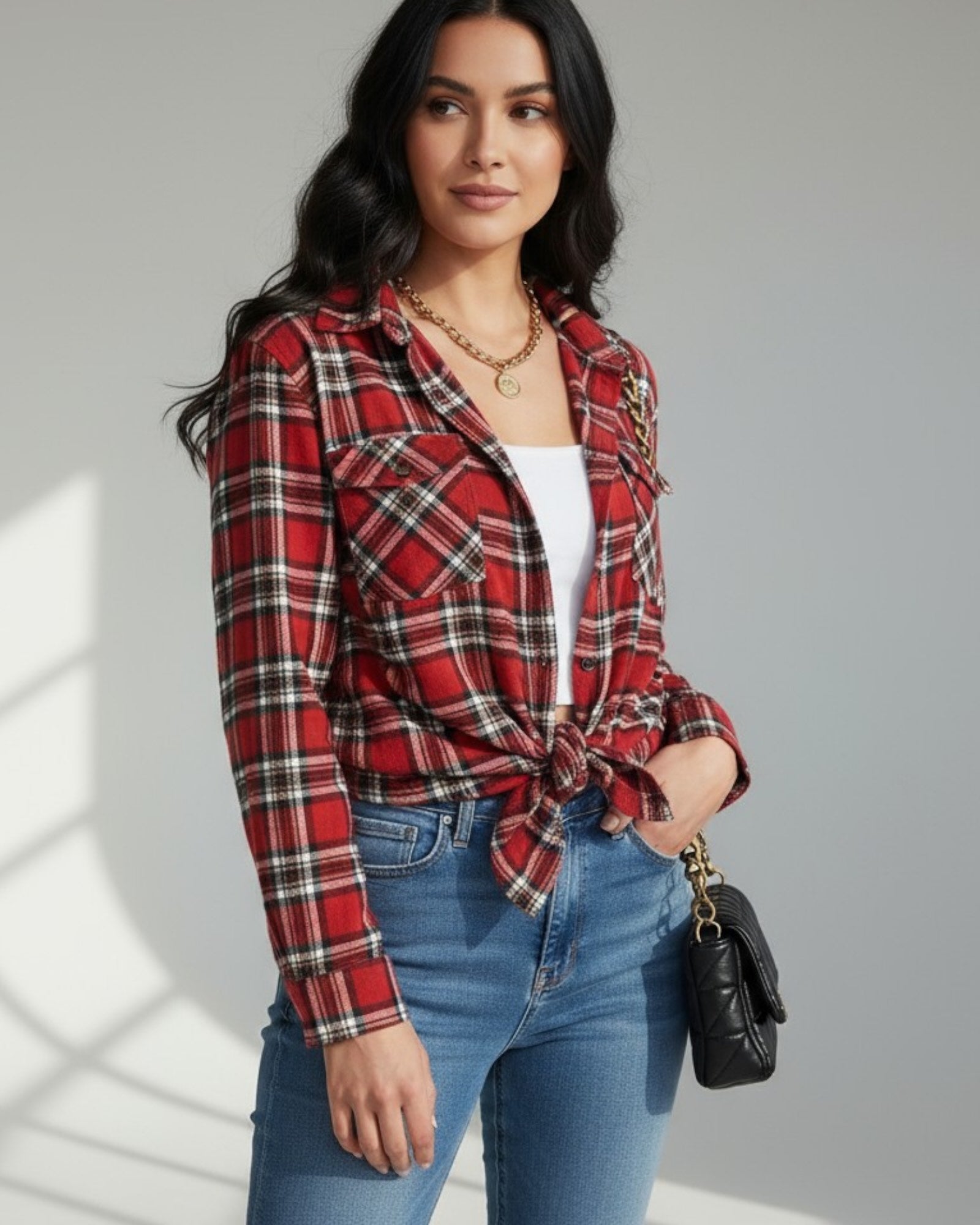 Kariertes Hemd für Damen mit langen Ärmeln und Brusttaschen mit Patte