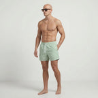 Badeshorts für Herren in knielanger Form mit Gummibund im Streifenmuster 12