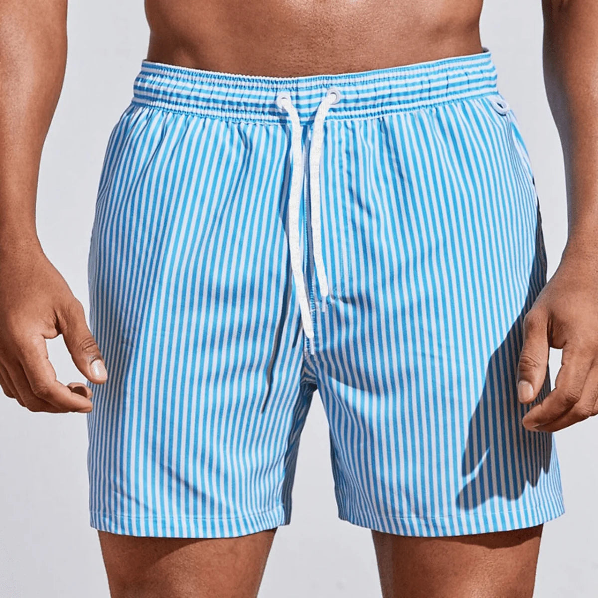 Badeshorts für Herren in knielanger Form mit Gummibund im Streifenmuster 15