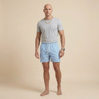 Badeshorts für Herren in knielanger Form mit Gummibund im Streifenmuster Hellblau 17