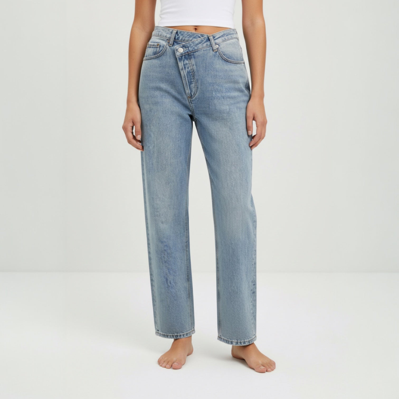 Jeans für Damen mit asymmetrischem Bund und weitem Bein