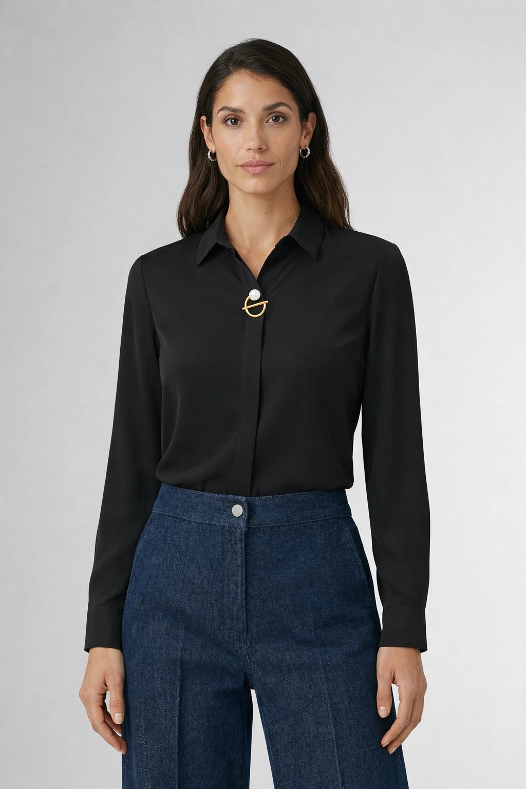 Elegante Langarm Bluse für Damen mit verdeckter Knopfleiste und dekorativer Schmuckspange