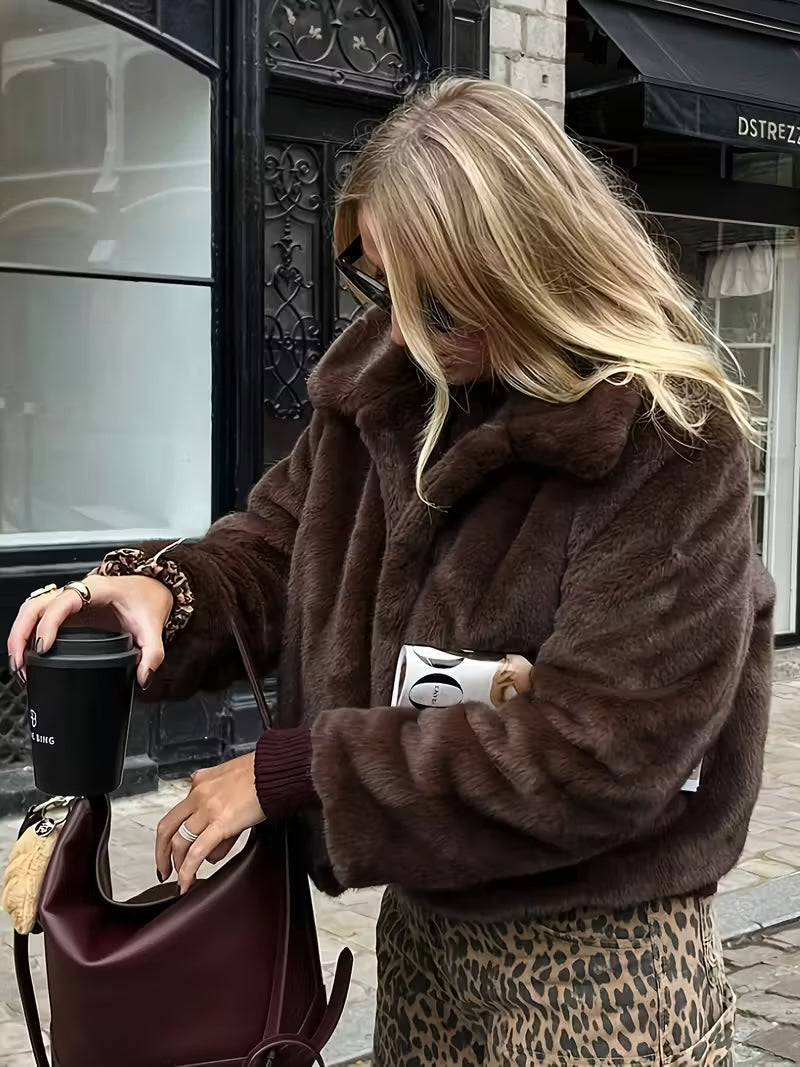 Flauschige Jacke für Damen aus Kunstpelz mit Umlegekragen