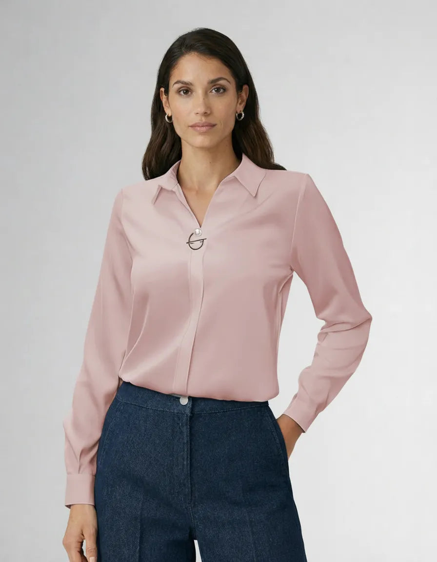Elegante Langarm Bluse für Damen mit verdeckter Knopfleiste und dekorativer Schmuckspange